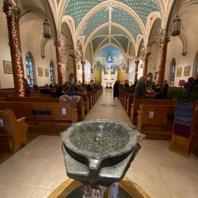 The picture shows people sitting in chairs.